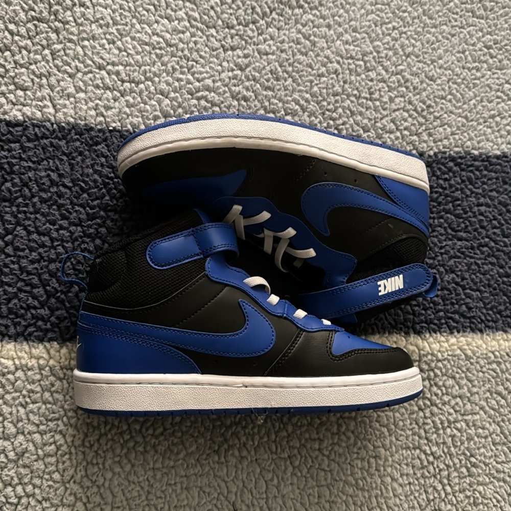 I’m selling some brand new sneakers from Nike. A size 3 colors black and blue.